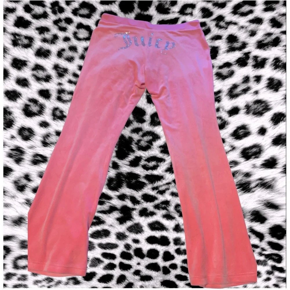 Size XL
Juciy couture velvet joggers
They fit like a large
Wore once :) - Picture 1 of 2